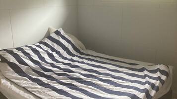 2 bedrooms, internet, bed sheets