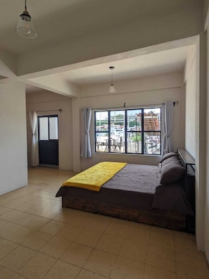 Tabla de planchar con plancha, wifi gratis, ropa de cama