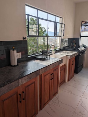 Frigorífico, horno, placa de cocina y cafetera o tetera