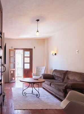 Smart-TV, Bücher, Stereoanlage