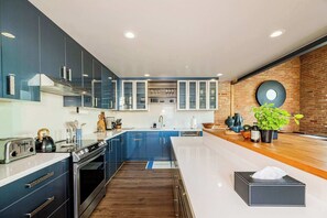 Réfrigérateur, four à micro-ondes, surface de cuisson, lave-vaisselle