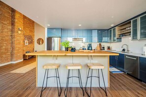 冷蔵庫、電子レンジ、オーブン、コンロ