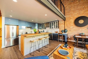 Geladeira, micro-ondas, fogão, cooktop