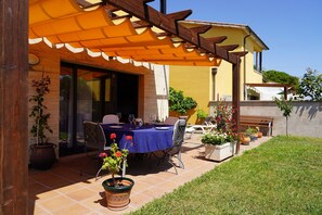 Outdoor dining - Cosy holiday home close to the beach (Sant Pere Pescador)