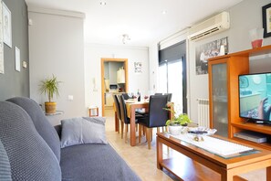 TV - Cosy holiday home close to the beach (Sant Pere Pescador)