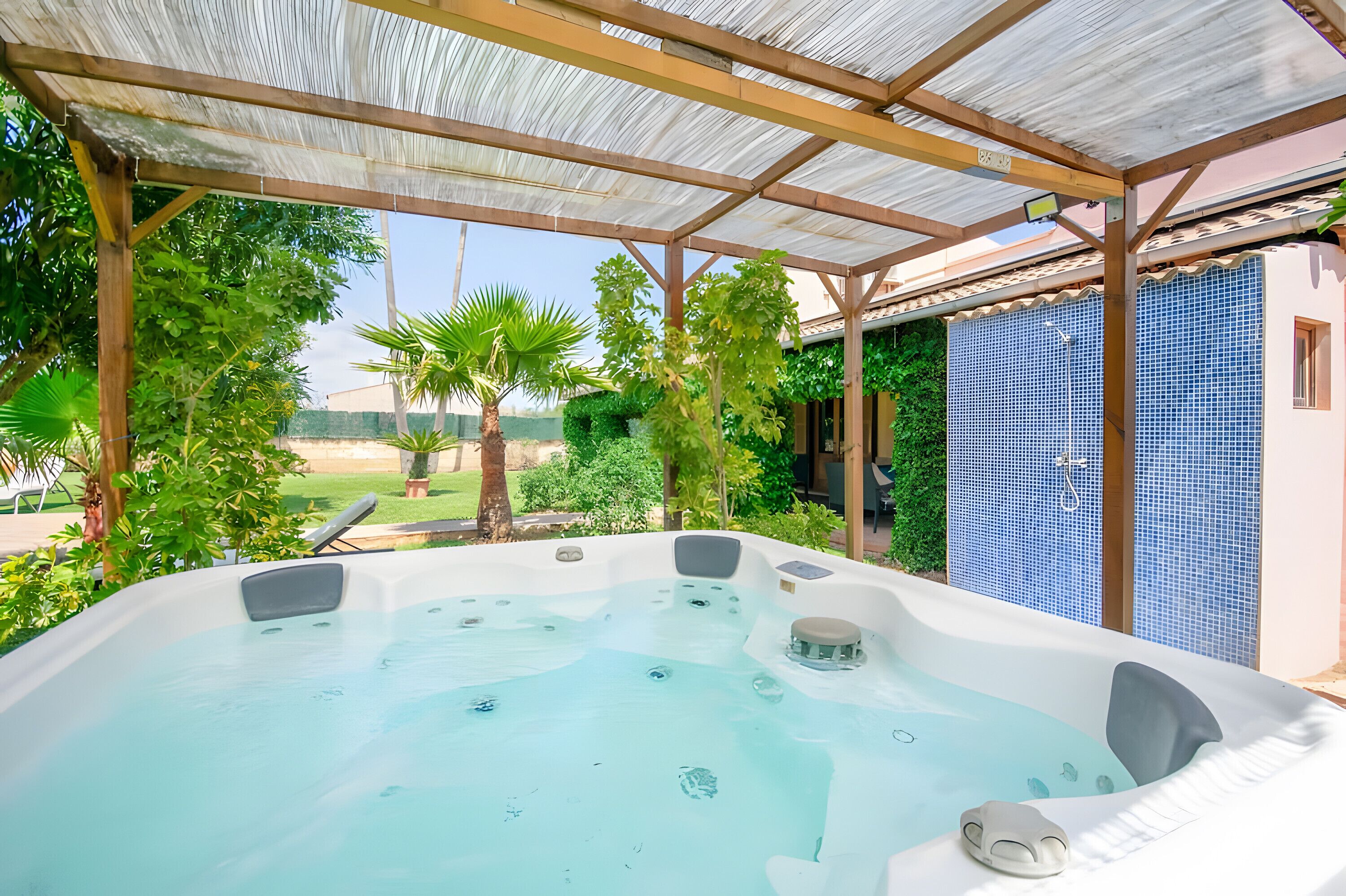 Tina de hidromasaje al aire libre