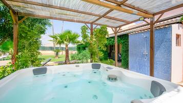 Tina de hidromasaje al aire libre