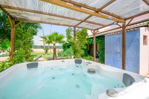 Bain à remous extérieur