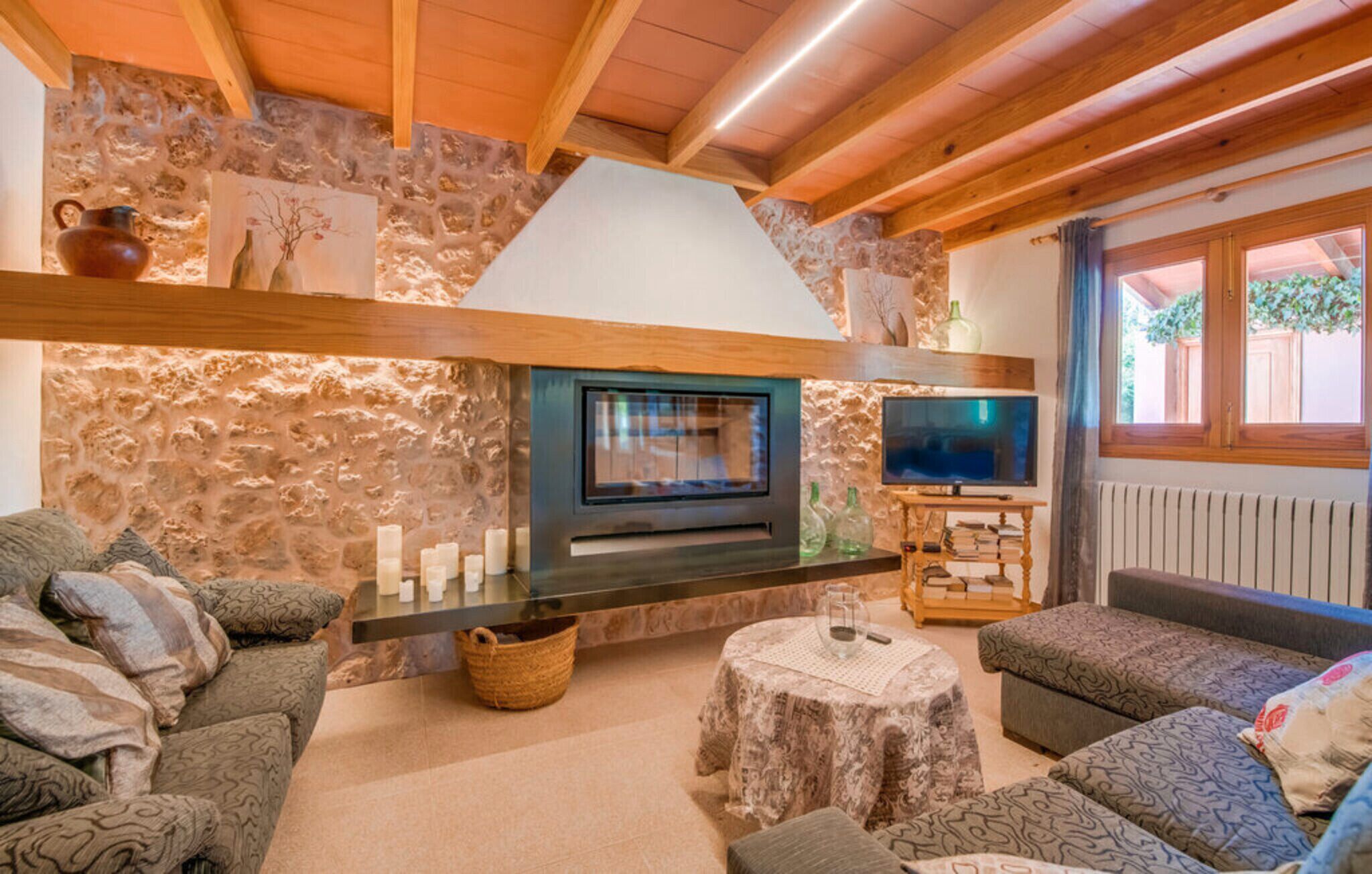 Televisión y chimenea 