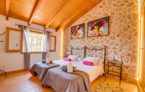 4 bedrooms, iron/ironing board, WiFi, bed sheets