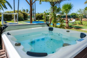 Outdoor spa tub
