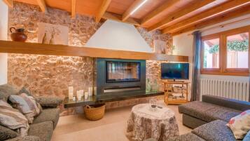 Una televisión, una chimenea