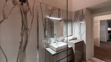 Căn hộ | Phòng tắm | Buồng tắm vòi sen, đồ dùng nhà tắm miễn phí, máy sấy tóc