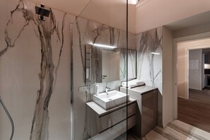 Apartamento | Banheiro | Chuveiro, produtos de toalete grátis, secador de cabelo, bidê