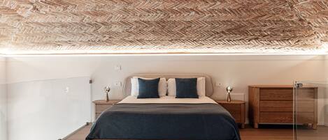 Apartment | Premium bedding, down comforters, iron/ironing board, cribs/infant beds