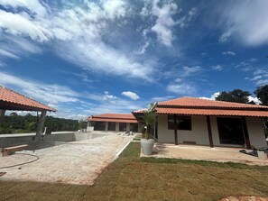 Exterior - Chácara completa 5 quartos piscina, sauna, jacuzzi, churrasqueira e fogão lenha (Pouso Alegre)