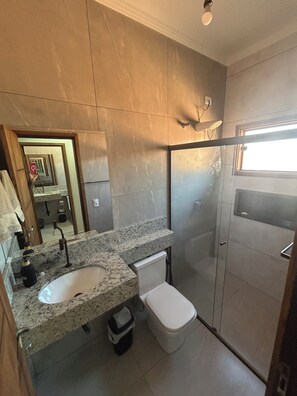 Dusche, Haartrockner, Toilettenpapier