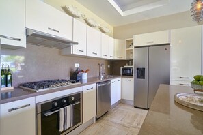 Kühlschrank, Mikrowelle, Ofen, Wasserkocher mit Kaffee-/Teezubehör