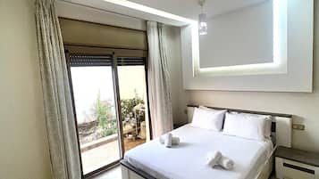 2 bedrooms, iron/ironing board, internet, bed sheets