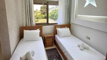 2 habitaciones, tabla de planchar con plancha, internet y ropa de cama