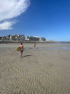 بالقرب من الشاطئ