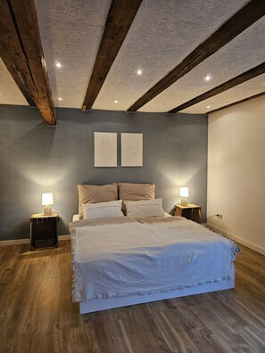 Travel cot, free WiFi, bed sheets