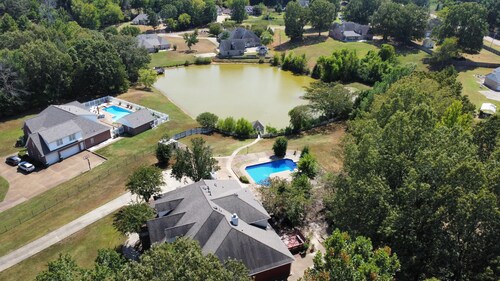 Breathtaking 8 BR+ Extra room w/ Pool- Lake View