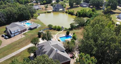 Breathtaking 8 BR+ Extra room w/ Pool- Lake View