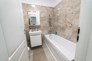 Haartrockner, Handtücher, Seife, Shampoo