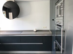 Mikrovågsugn, ugn, spishäll och diskmaskin