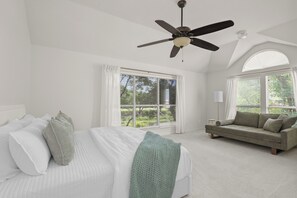 4 habitaciones, escritorio y tabla de planchar con plancha 