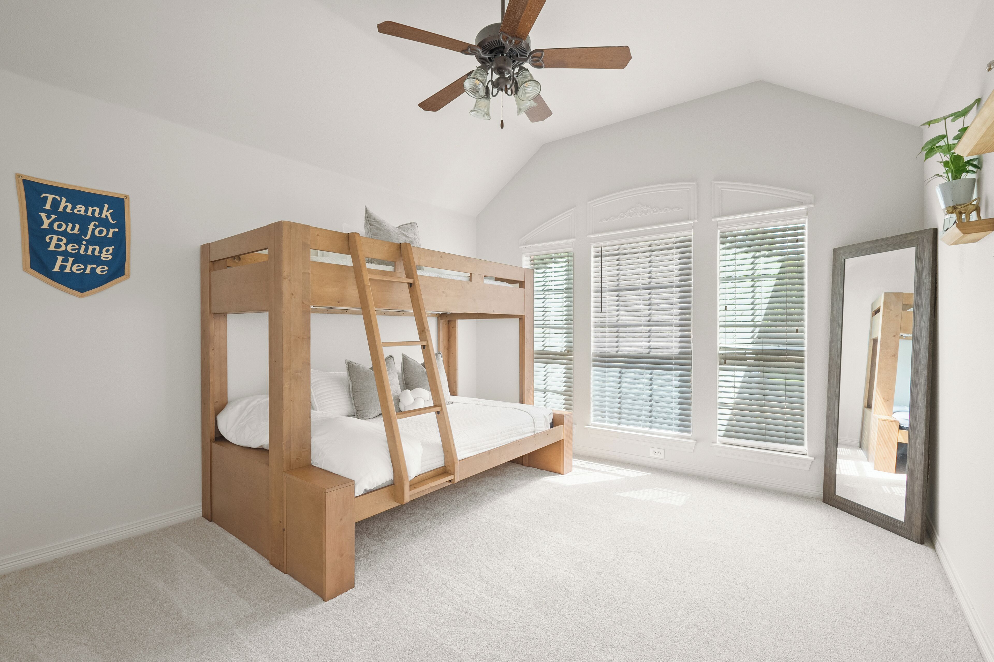 4 habitaciones, escritorio y tabla de planchar con plancha 