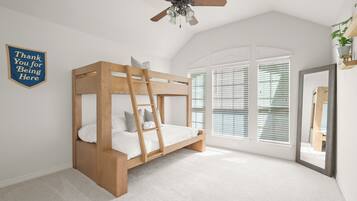 4 habitaciones, escritorio y tabla de planchar con plancha