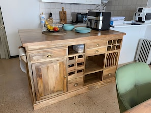 Kühlschrank, Ofen, Herdplatte, Wasserkocher mit Kaffee-/Teezubehör