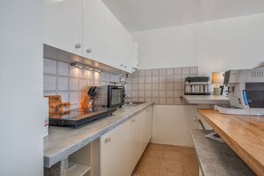 Réfrigérateur, four, plaque de cuisson, cafetière/bouilloire