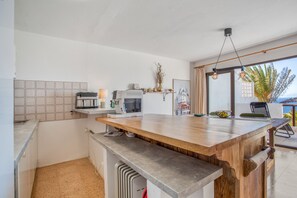 Réfrigérateur, four, plaque de cuisson, cafetière/bouilloire