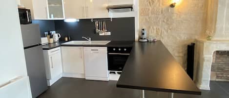 Réfrigérateur, micro-ondes, four, plaque de cuisson