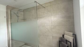 Dusche, Haartrockner, Handtücher