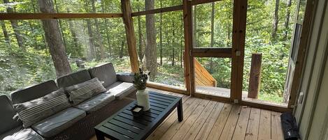 Smart-tv, een open haard en boeken