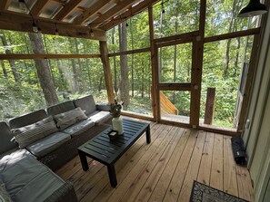 Una Smart TV, una chimenea, libros