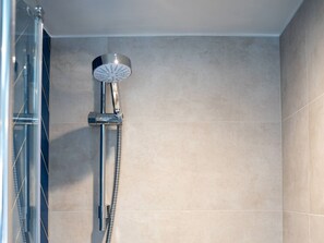 Shower - The Sundial (St Austell)