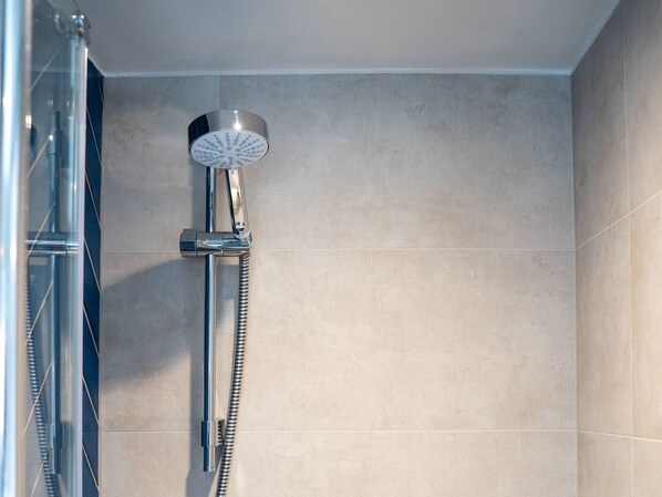 Shower - The Sundial (St Austell)
