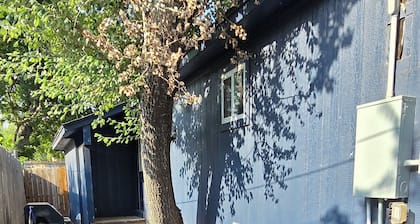 Centrally Located 2-bedroom house near restaurants, shopping center & Ft Sill