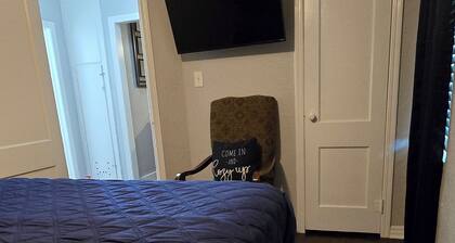 Centrally Located 2-bedroom house near restaurants, shopping center & Ft Sill