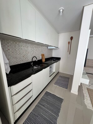 Frigorífico, microondas, placa de cocina y cafetera o tetera