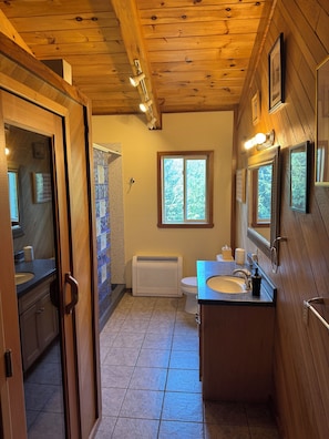 Douche, serviettes fournies, papier toilette