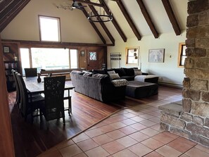 Älytelevisio, takka, kirjoja