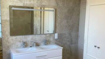 Een douche, een haardroger, handdoeken, zeep