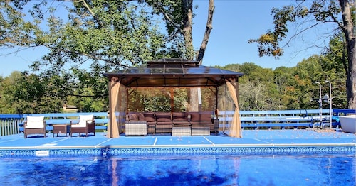 Lakefront Family Retreat~Private Pool~Game Room