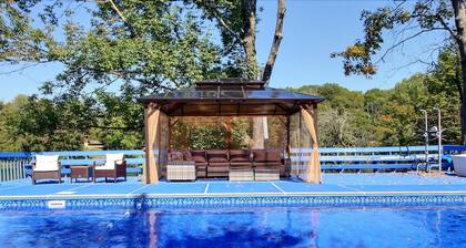 Lakefront Family Retreat~Private Pool~Game Room